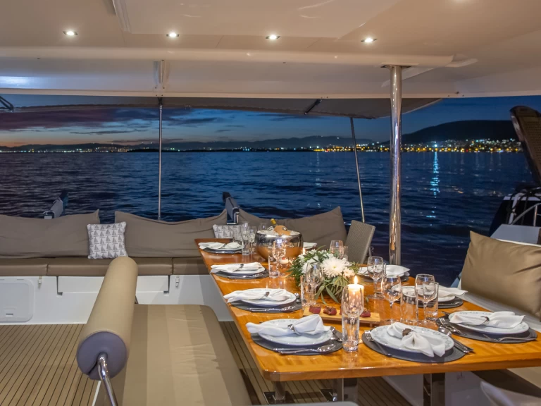Hyra Katamaran  med eller utan skeppare Fountaine Pajot Alimos 