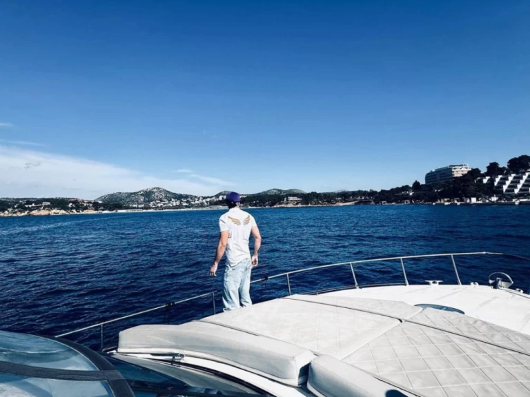 Uthyrning Motorbåt  Pershing med en båtlicens 