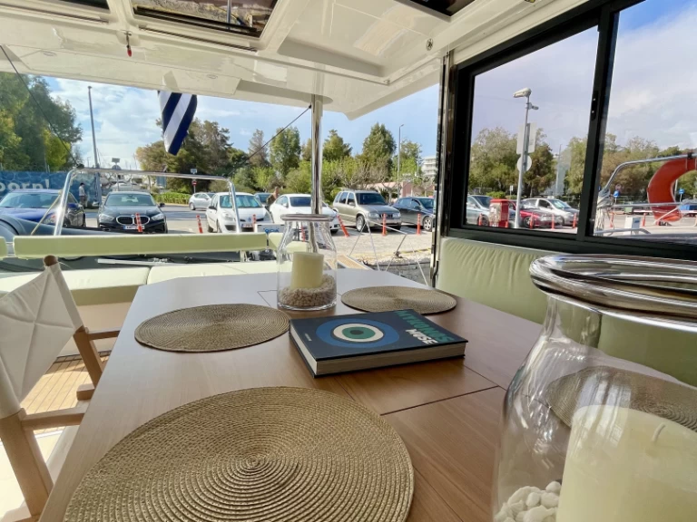 Katamaran  för uthyrning Alimos till det bästa priset 