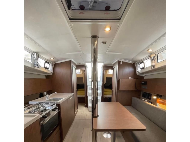 Bénéteau Oceanis 38.1 charter bareboat eller skeppad i Šibenik 