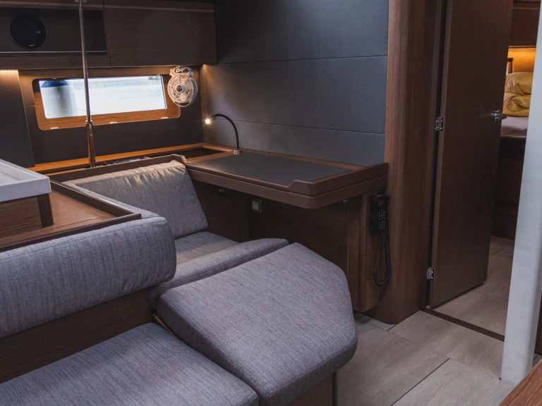 Bénéteau Benetau Oceanis 51.1 charter bareboat eller skeppad i Šibenik 