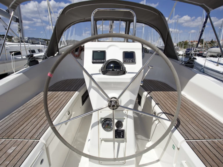 Bavaria Bavaria 36 Cruiser charter bareboat eller skeppad i Šibenik 