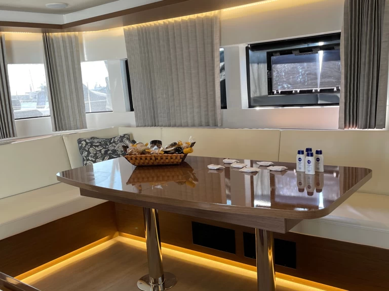 Lagoon Lagoon 50 charter bareboat eller skeppad i Alimos