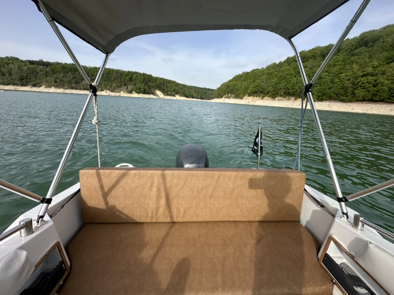Jeanneau Leader 550 charter bareboat eller skeppad i La Tour-du-Meix