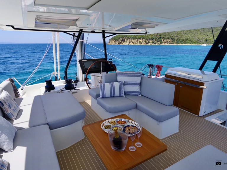 Hyra Katamaran  med eller utan skeppare Fountaine Pajot Cannigione 
