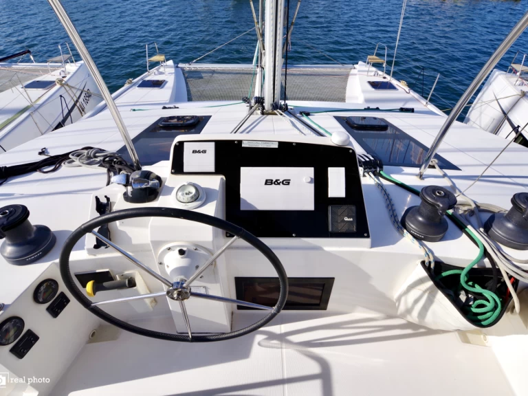 Nautitech Nautitech 46 Fly charter bareboat eller skeppad i Cannigione