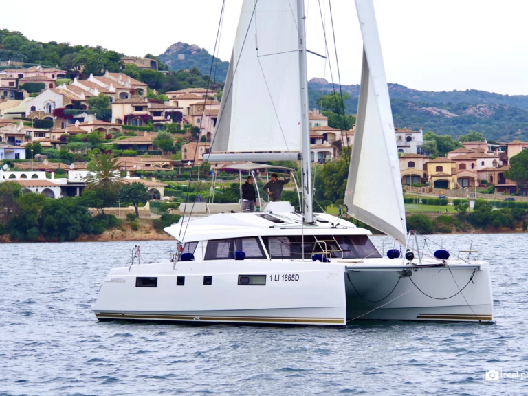 Nautitech Nautitech 46 Fly charter bareboat eller skeppad i Cannigione