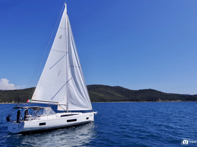 Bénéteau Oceanis 46.1 charter bareboat eller skeppad i Puntone