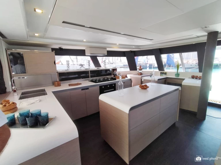 Fountaine Pajot Samana 59 charter bareboat eller skeppad i Castellammare di Stabia