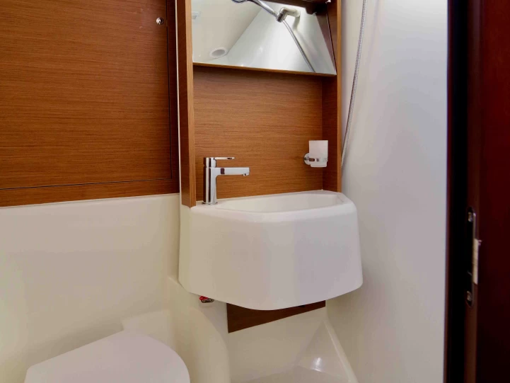 Bénéteau Oceanis 51.1 charter bareboat eller skeppad i Castellammare di Stabia