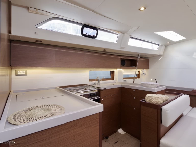 Bénéteau Oceanis 51.1 charter bareboat eller skeppad i Puntone