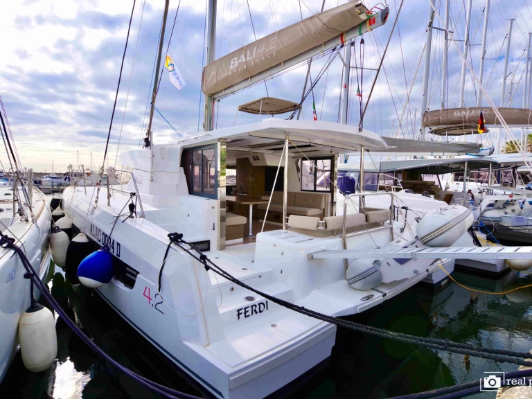 Bali Bali 4.2 charter bareboat eller skeppad i Castellammare di Stabia