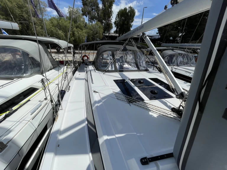 Bavaria Bavaria C46 charter bareboat eller skeppad i Alimos