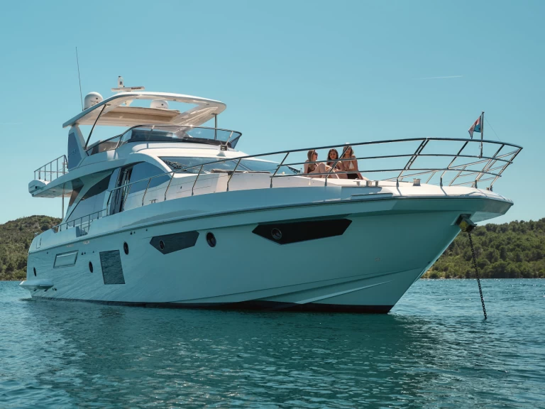 Azimut Azimut 72 charter bareboat eller skeppad i Skradin