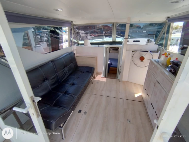 Chris Craft Corvette 37 charter bareboat eller skeppad i Porto Vallugola