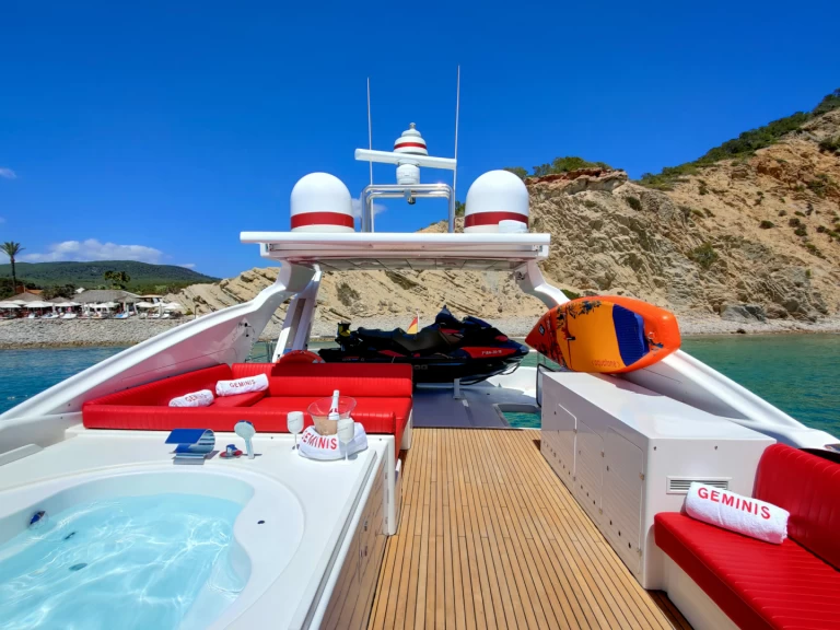 Yacht charter Ibiza Town billig Astondoa 82