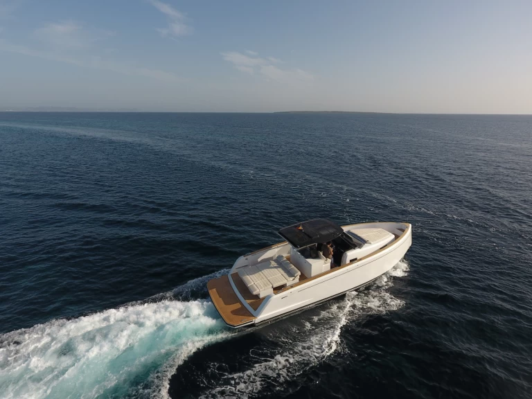 Pardo Yachts Pardo 38 charter bareboat eller skeppad i Ibiza Town