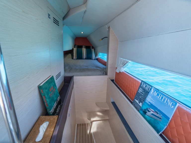 Yacht charter Ibiza Town billig Moneypenny