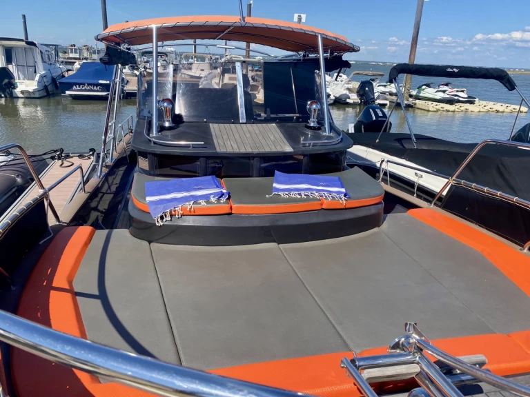 Beacher Beacher V10.2 Croisière charter bareboat eller skeppad i Port d'Arcachon