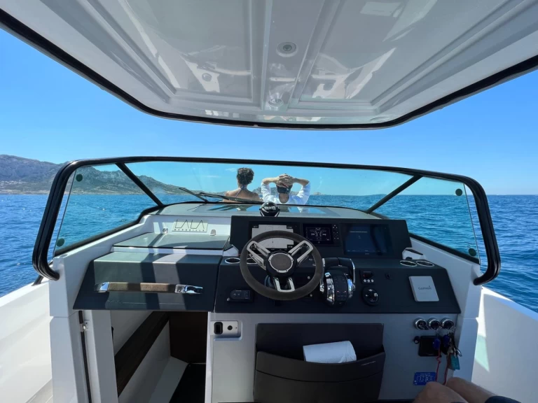 Uthyrning Motorbåt  Axopar med en båtlicens 