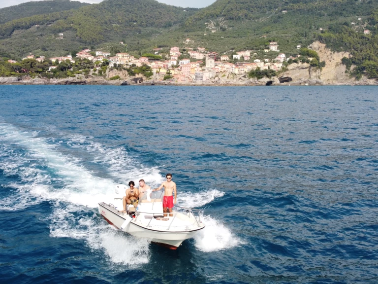 Hyr en Boston Whaler Boston Whaler 18 Outrage La Spezia 