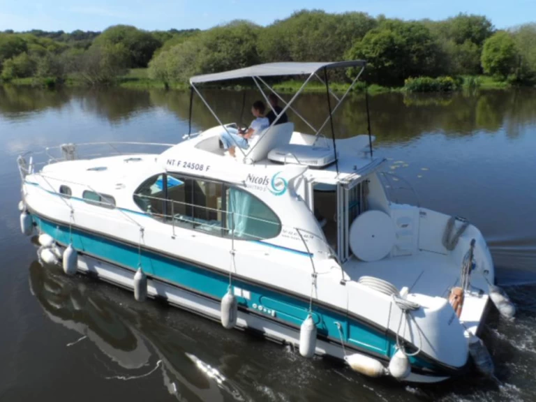 Estivale Quattro B charter bareboat eller skeppad i Glénac