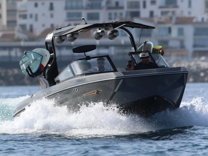 Air 45 charter bareboat eller skeppad i Puerto Banús
