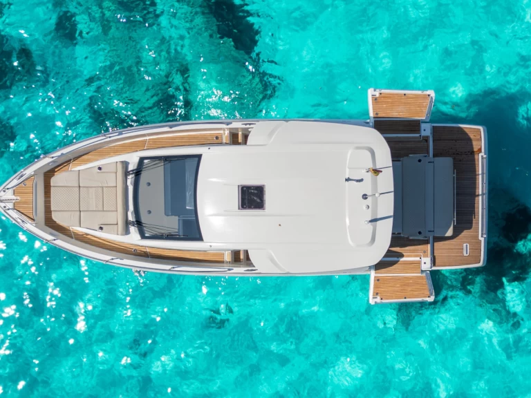 Uthyrning Motorbåt  Jeanneau med en båtlicens 