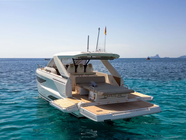 Jeanneau DB 37 charter bareboat eller skeppad i Ibiza Town