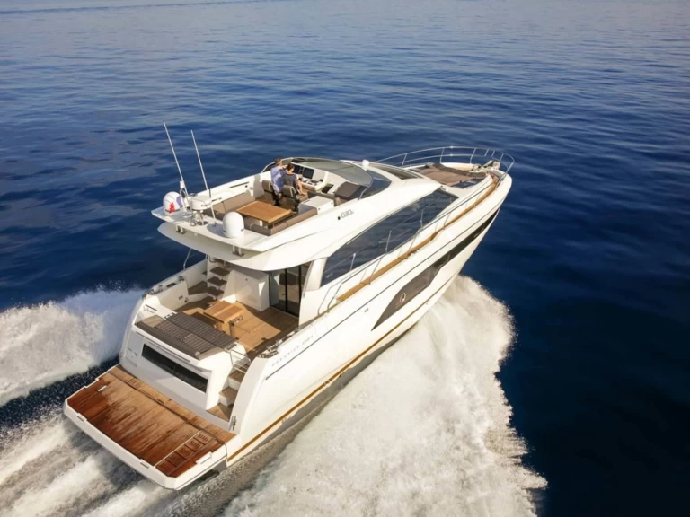 Prestige 630 charter bareboat eller skeppad i Port des Marines de Cogolin