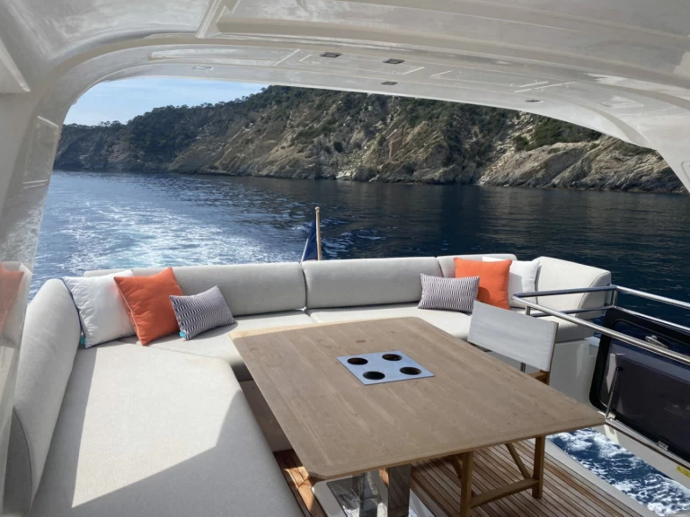 Hyr en Prestige 630 Port des Marines de Cogolin 