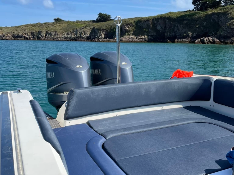 Lomac 10.5 Gran Turismo  charter bareboat eller skeppad i La Trinité-sur-Mer