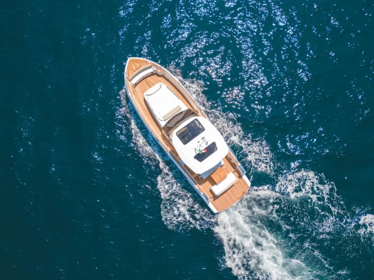 italyure italyure 38 charter bareboat eller skeppad i Sorrento