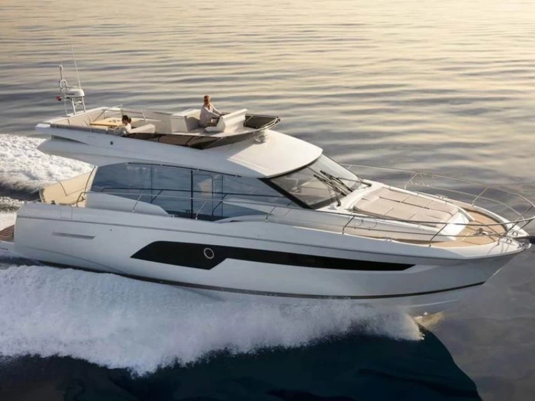 Jeanneau Prestige 590 charter bareboat eller skeppad i Budva