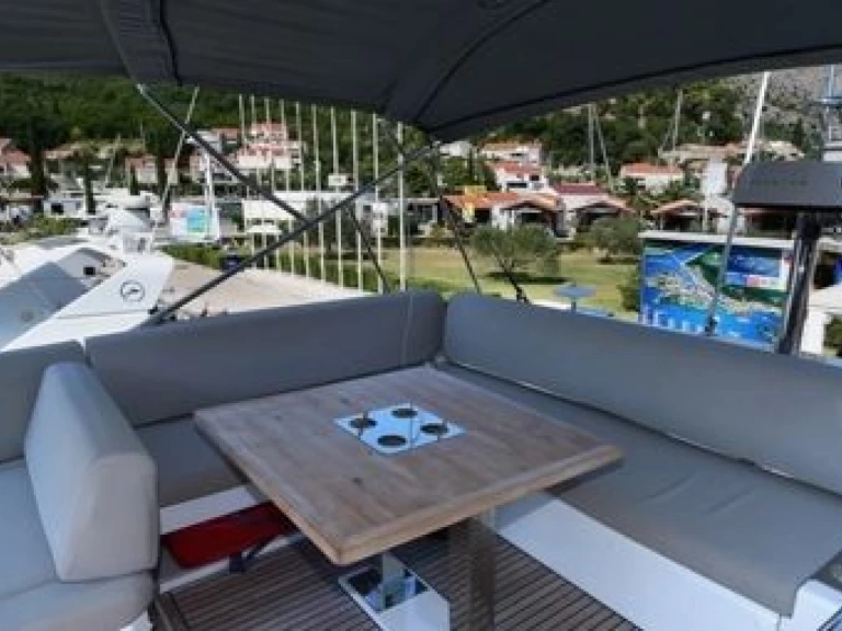 Hyr en Jeanneau Prestige 590 Budva 