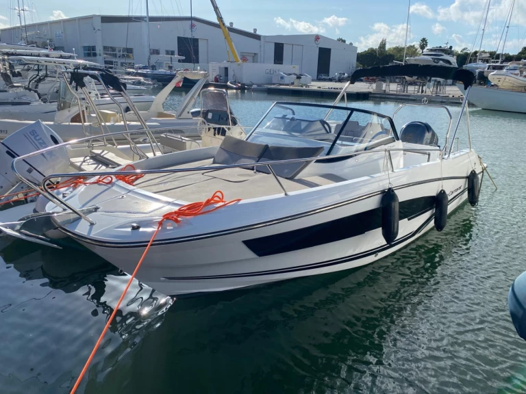 Yacht charter Port des Marines de Cogolin billig Cap Camarat 7.5 WA