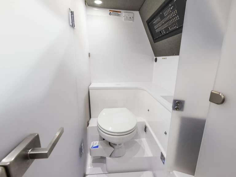 Axopar Axopar 37 XC Cross Cabin charter bareboat eller skeppad i La Trinité-sur-Mer