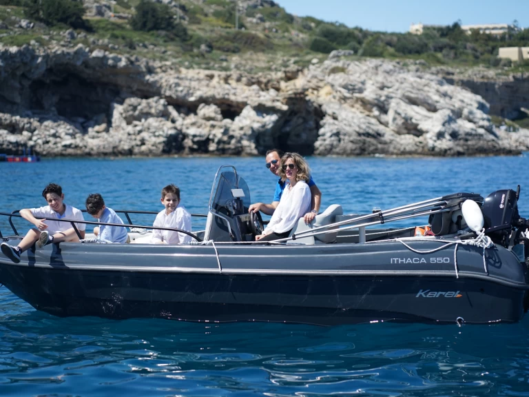 Uthyrning Motorbåt  Karel med en båtlicens 