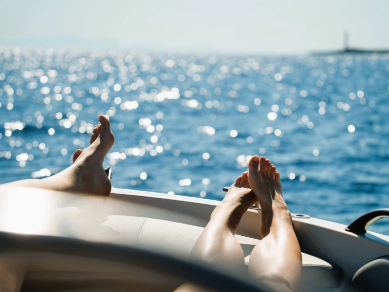 Uthyrning Motorbåt  Polyester Yacht med en båtlicens 