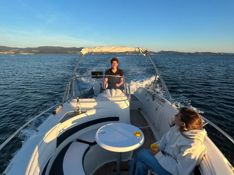 Yacht charter Porto Deportivo Sanxenxo billig Quicksilver 600 Commander