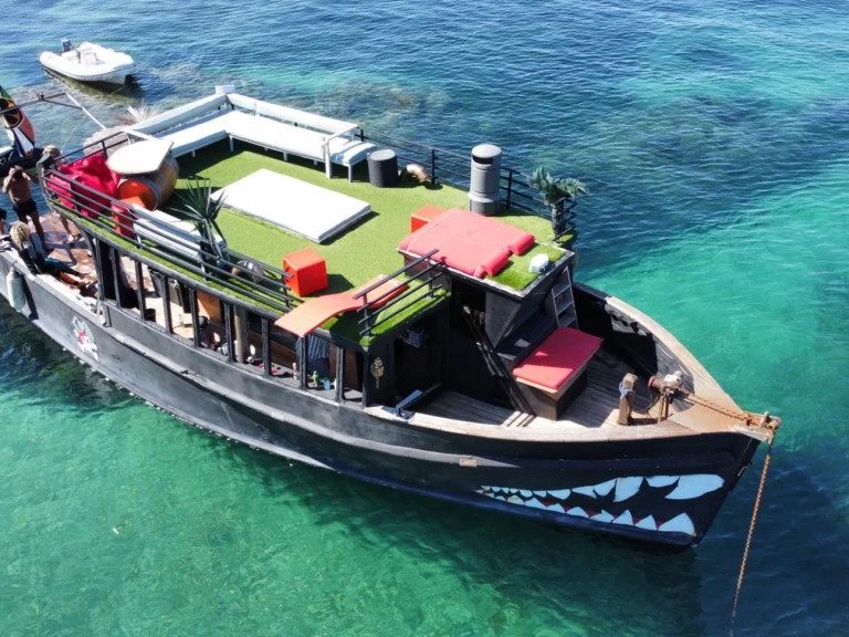 Uthyrning Motorbåt  Custom Made med en båtlicens 