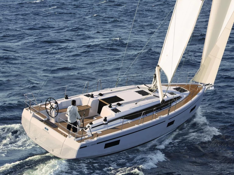 Hyr en Bavaria Bavaria C38 Alimos 
