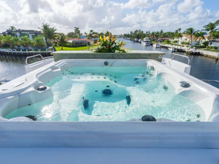 Christensen CHANSON charter bareboat eller skeppad i Montauk