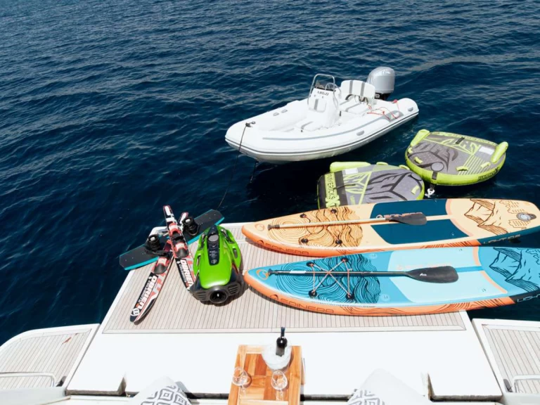 Uthyrning Lyx yacht Ferretti med en båtlicens 