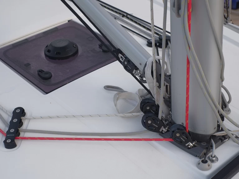 Bénéteau Oceanis 34.1 charter bareboat eller skeppad i Mai Khao