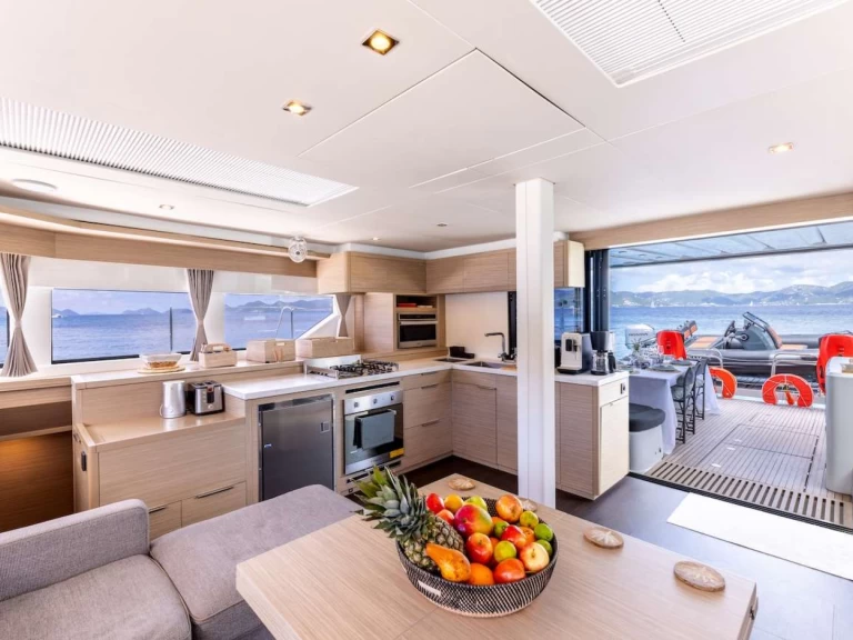 Lagoon VALINOR (Mediterranean) charter bareboat eller skeppad i Nea Peramos