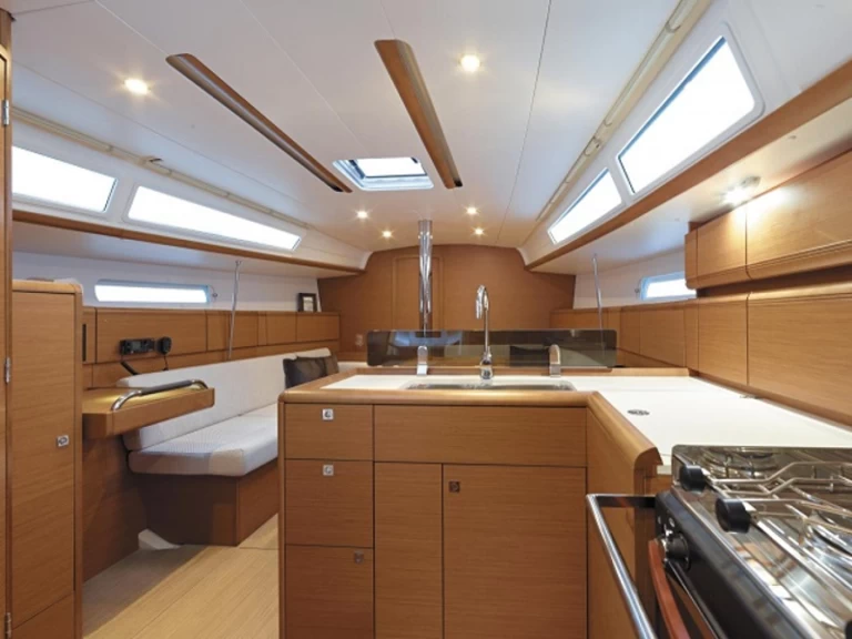 Jeanneau Sun Odyssey 389 charter bareboat eller skeppad i Lefkáda