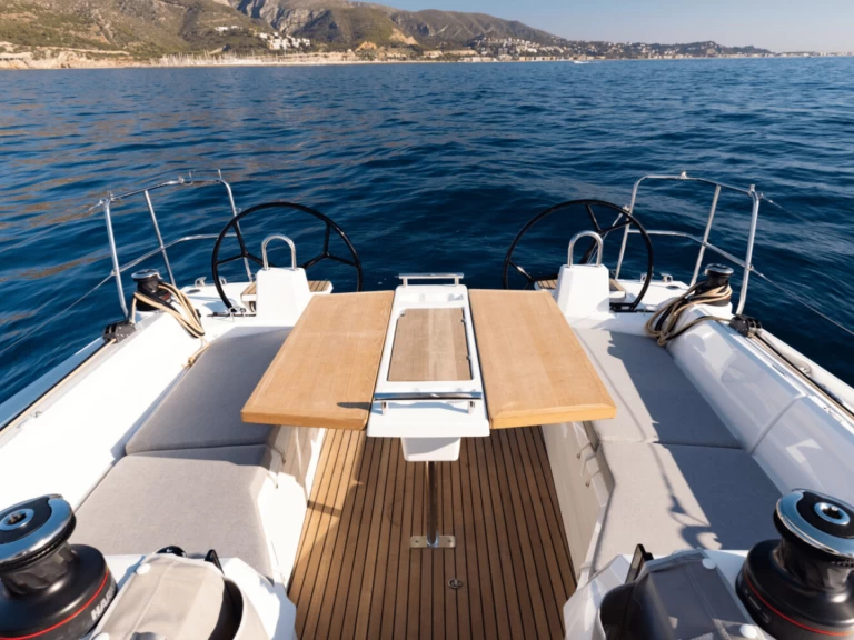 Bénéteau Oceanis 34.1 charter bareboat eller skeppad i Marina (City)