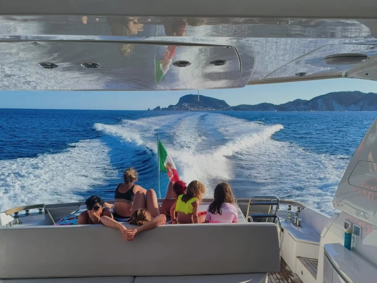 Lyx yacht för uthyrning Porto Badino till det bästa priset 