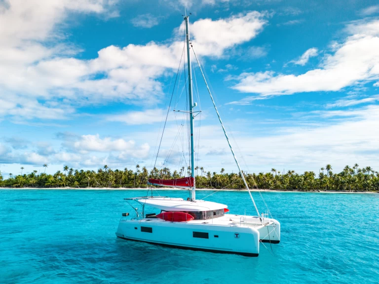 Lagoon Lagoon 42 charter bareboat eller skeppad i Tikehau